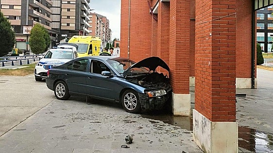 Estrella el coche de su madre contra una columna en Leioa cuando iba a desayunar tras volver de fiesta