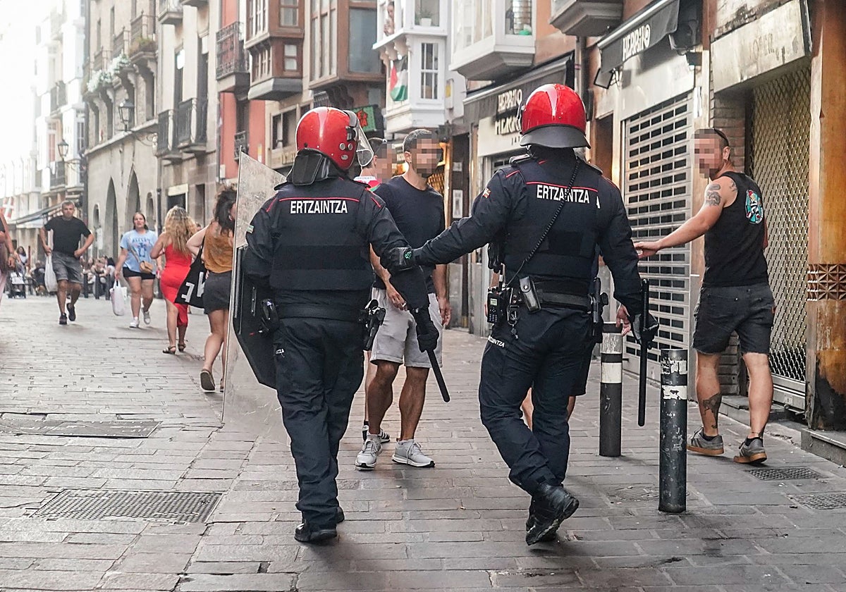 La Ertzaintza se ha desplegado en 'la Cuchi', en el Casco Viejo de Vitoria.
