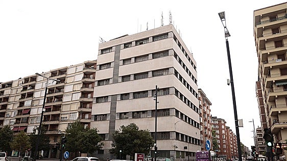 Telefónica podrá vender para comercio u hotel sus sedes de la Avenida y el Ensanche en Vitoria