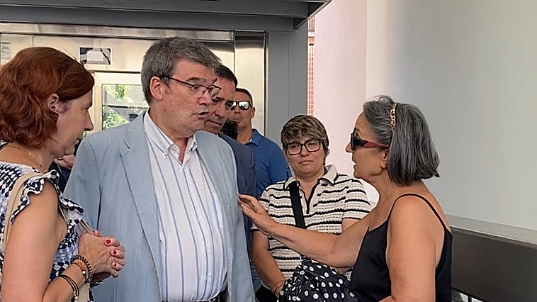 La queja de una vecina de San Francisco a Aburto por la falta de Policía: «Hay cigarros, meados… No dormimos»