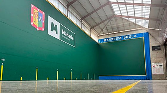 Mañaria mejora el frontón municipal para reforzar la seguridad y el estado de la instalación