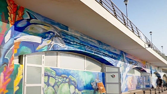 El mural gigante 'Itsasoa gara' engalana la playa de Sopela para reivindicar la vida bajo el mar