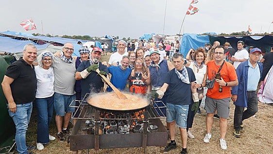 La lluvia no puede con la fiesta de las paellas de Aixerrota