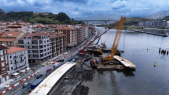 Culmina el montaje del primer tramo de la pasarela 'All Iron' sobre la ría