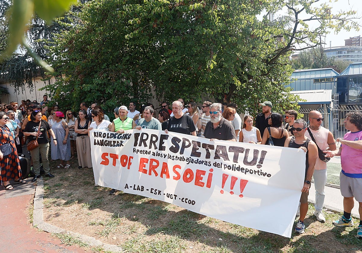 Tensión en los polideportivos de Bilbao: amenazan a un monitor de Txurdinaga poco después de la protesta de la plantilla para pedir medidas que atajen las agresiones