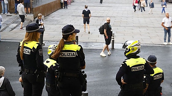 Detienen a un hombre por amenazar con una navaja a los clientes del bar en una céntrica plaza de Vitoria