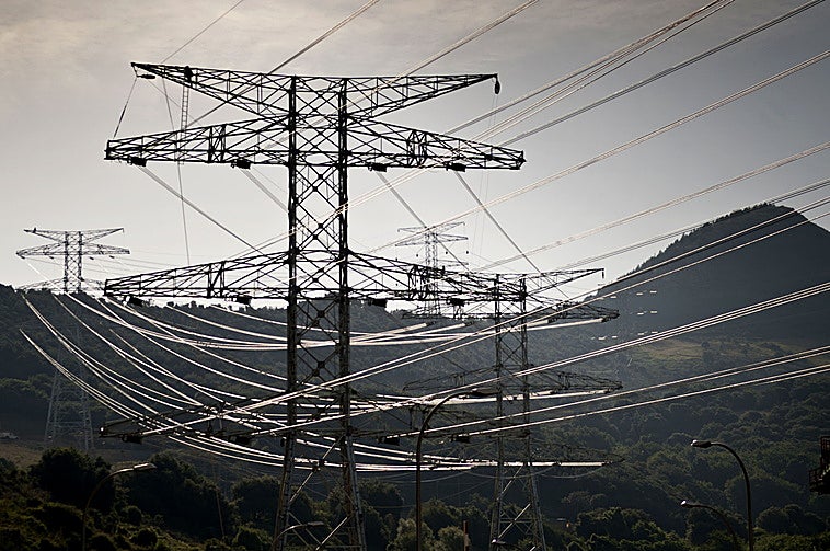 Portazo a la línea de alta tensión que iba a cruzar Bizkaia con la energía producida por plantas solares alavesas