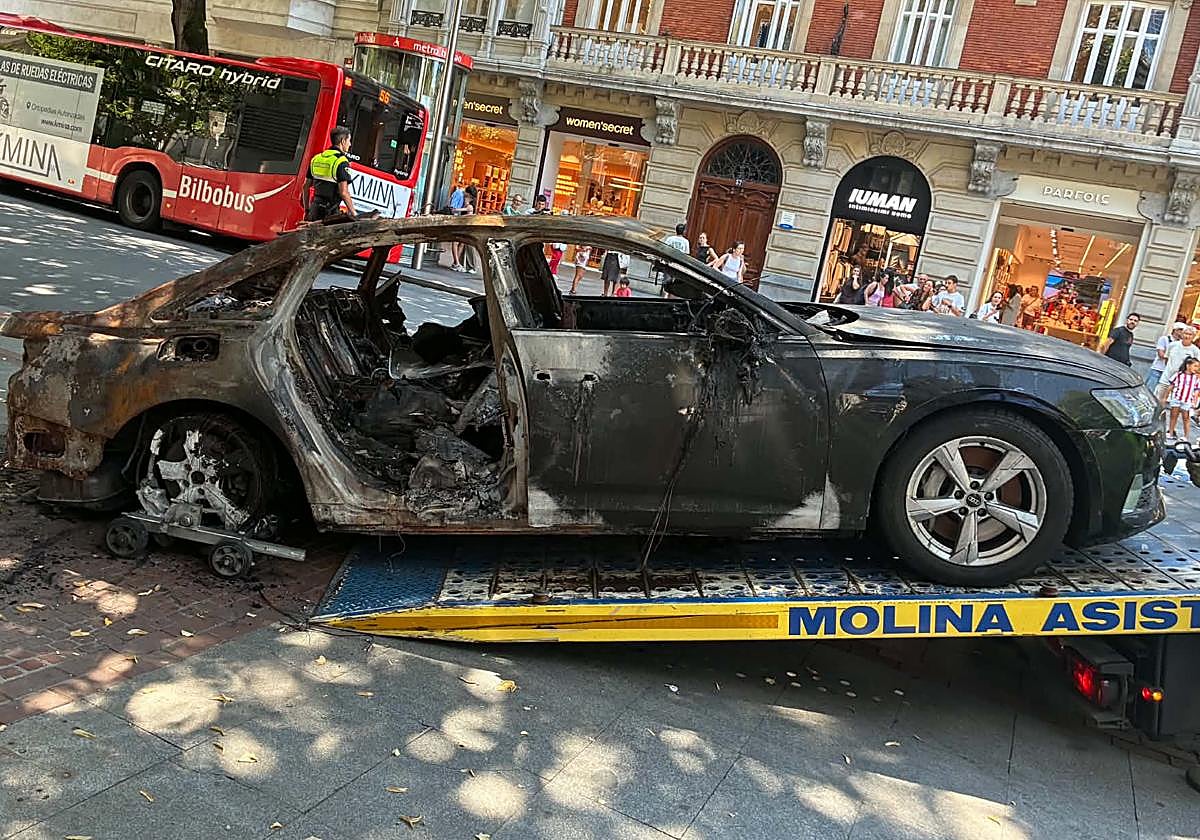 Tardan 27 días en sacar el coche híbrido que originó el incendio de un parking en la Gran Vía de Bilbao