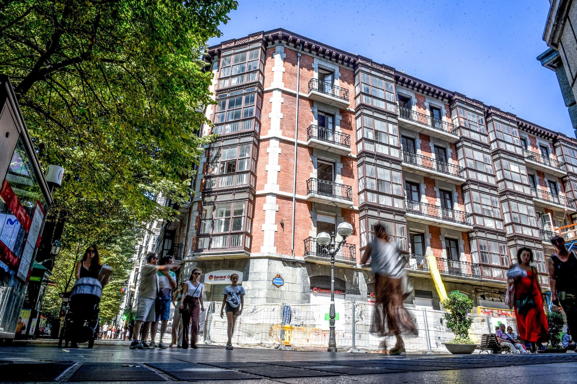 El edificio afronta la recta final de la primera fase de su rehabilitación, que ha obligado a desalojar durante un año 11 negocios.