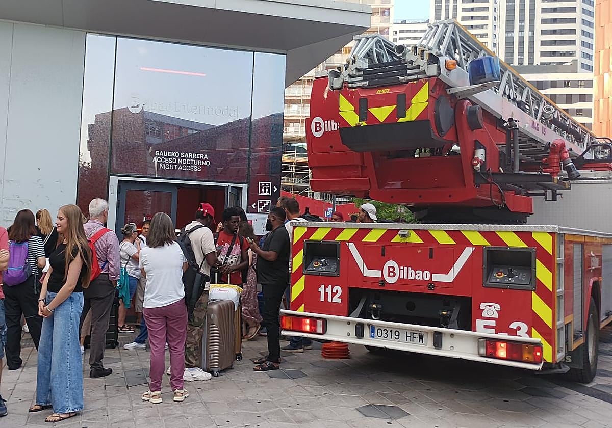 Un incendio en unas escaleras mecánicas obliga a cerrar la estación de metro de San Mamés
