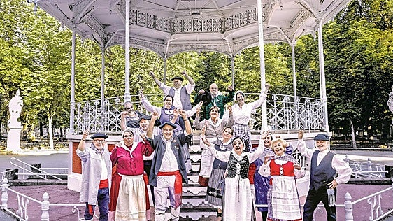 Así viven las fiestas la coral Manuel Iradier y la Banda Municipal