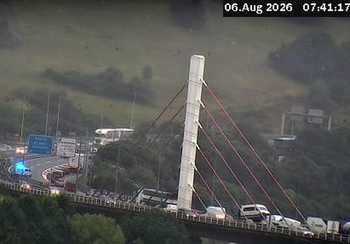 Cortada la A-8 sentido Cantabria por un accidente en el puente de Muskiz