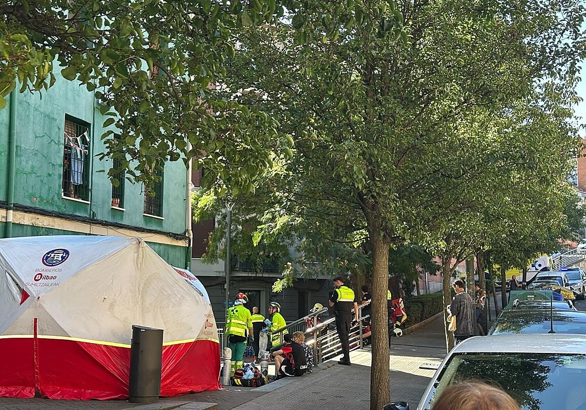 La reactivación del incendio en una vivienda de Bilbao La Vieja obliga a realojar a sus vecinos