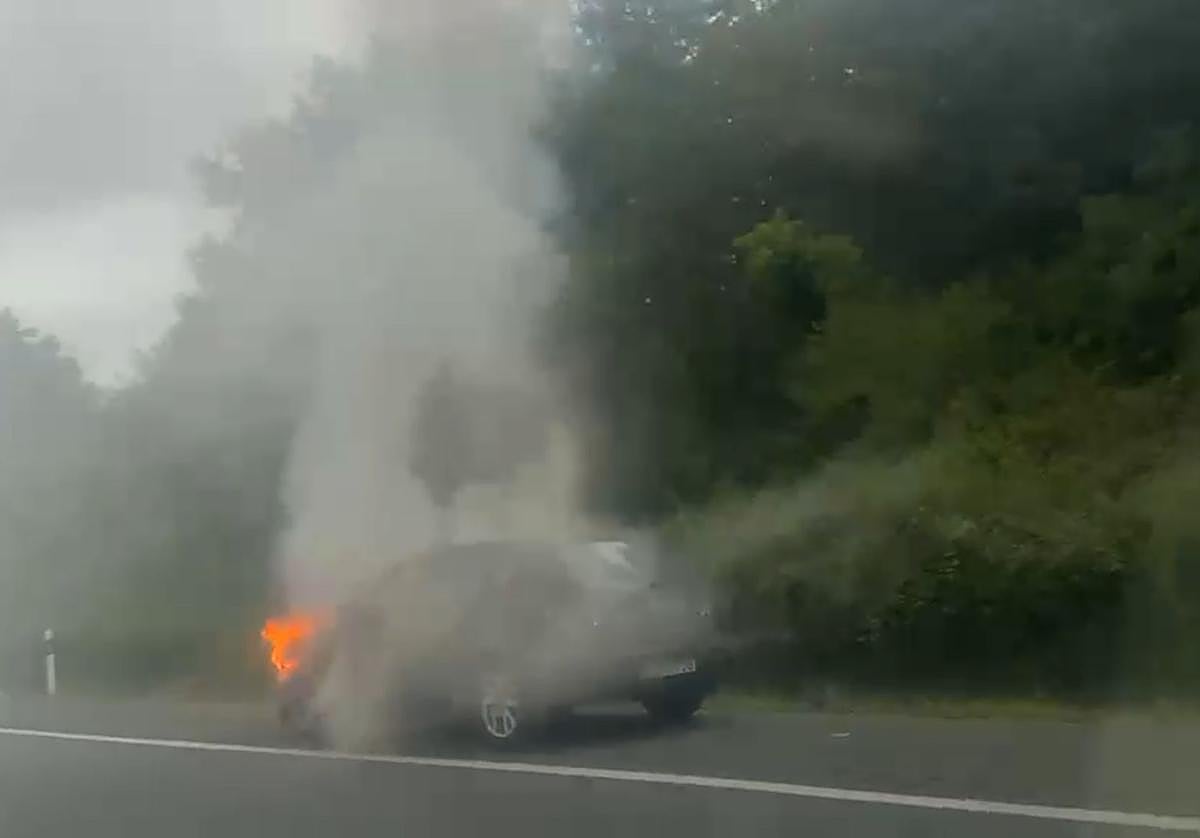 Incendio de un vehículo en Arrankudiaga