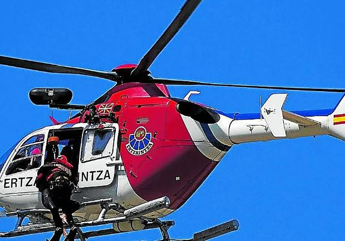 Rescatada en helicóptero una mujer de 65 años tras sufrir una caída en el monte Gorbea
