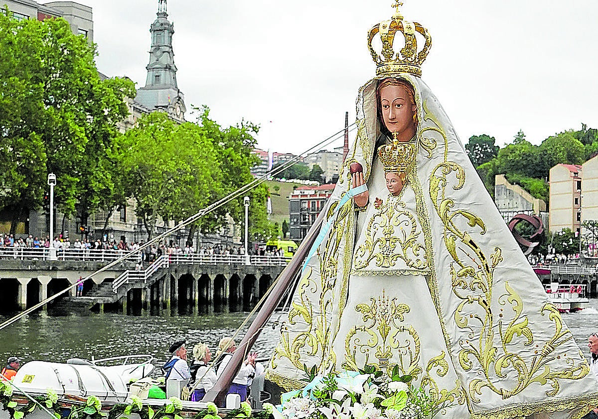 La Amatxu se echa a la ría: «Estoy todo el año esperando este día»