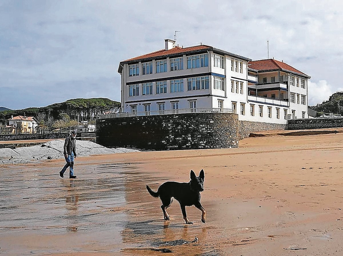 Gorliz y Plentzia comparten playa, pero uno de los dos puede multarte por pasear al perro
