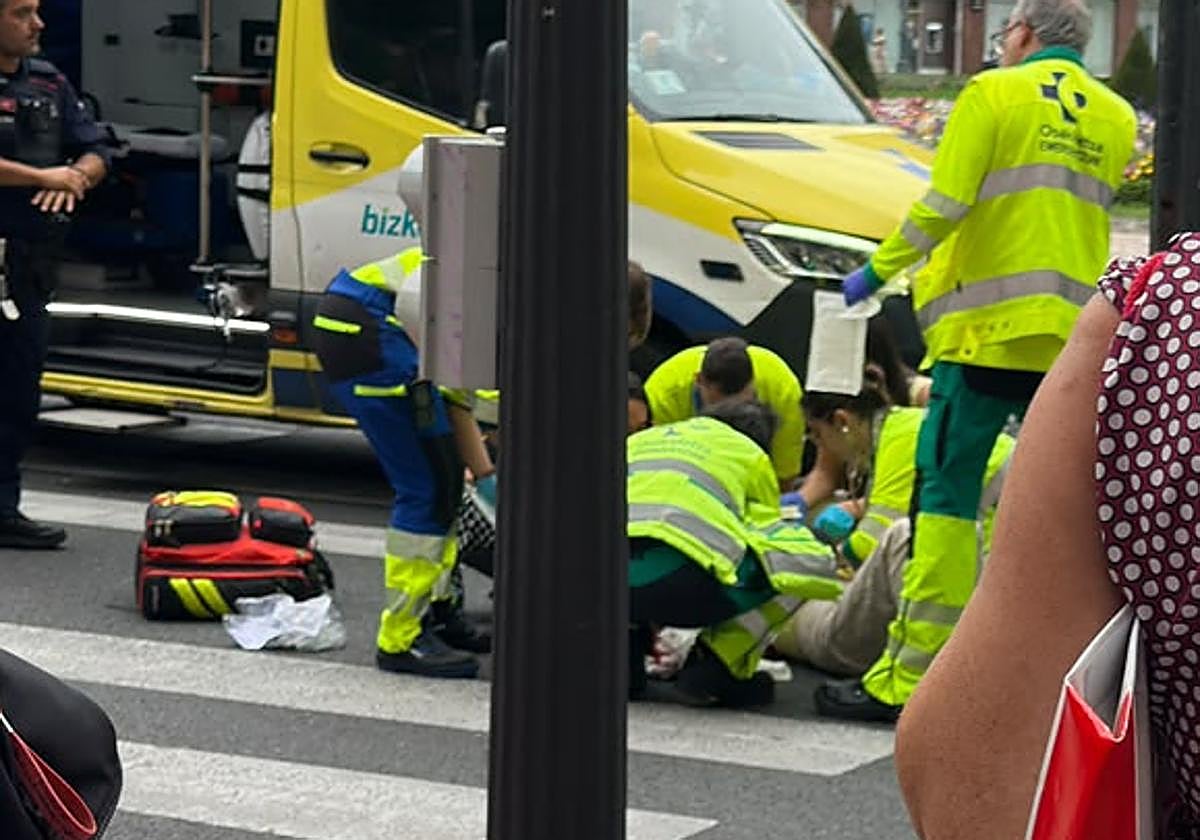 Un autobús turístico atropella a una mujer en la plaza Elíptica