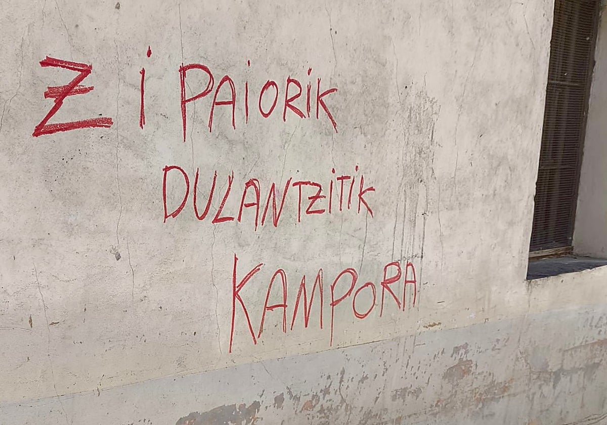 Pintada aparecida este martes en la localidad alavesa de Alegría-Dulantzi.