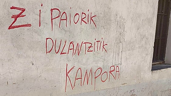 Vuelve la campaña de acoso a la Ertzaintza con pintadas amenazantes contra un agente en Alegría