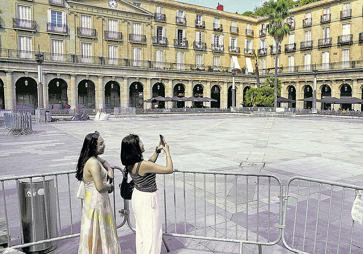 Casi dos años de obras y restricciones en la Plaza Nueva para atajar las filtraciones