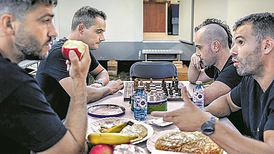 En el camerino de ETS: tortillas, cepillos de dientes y ping-pong