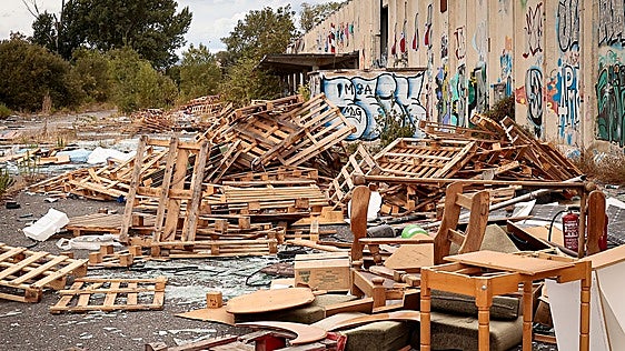 El entorno del híper abandonado de Asteguieta se convierte en un vertedero