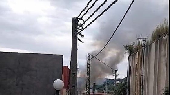 El incendio en un montón de chatarra de una nave industrial sorprende a los vecinos de Erandio