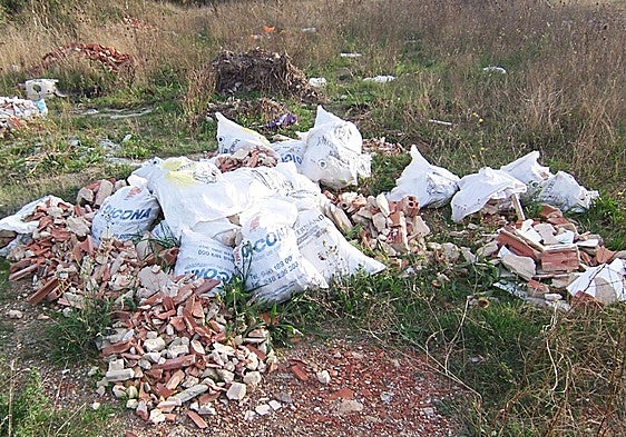 Condenan el aumento de «vertederos ilegales», escombros y amianto en Miranda
