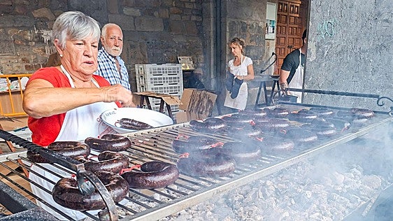 Llodio se rinde a la morcilla con un festín gastronómico que abarca todos los rincones