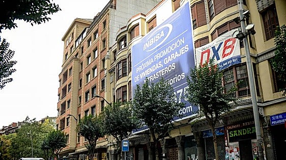 La Ertzaintza libera a una mujer retenida por un hombre en una vivienda del centro de Bilbao
