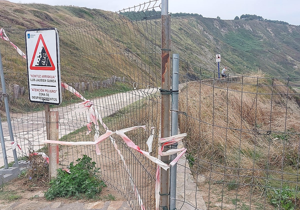 «Termina el verano y seguimos sin un camino accesible a la playa de La Salvaje»