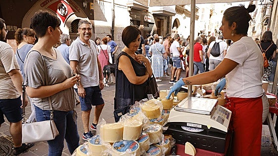 El Mercado de la Almendra regresa con novedades: rincón solidario, magia, teatro, baile y cabezudos