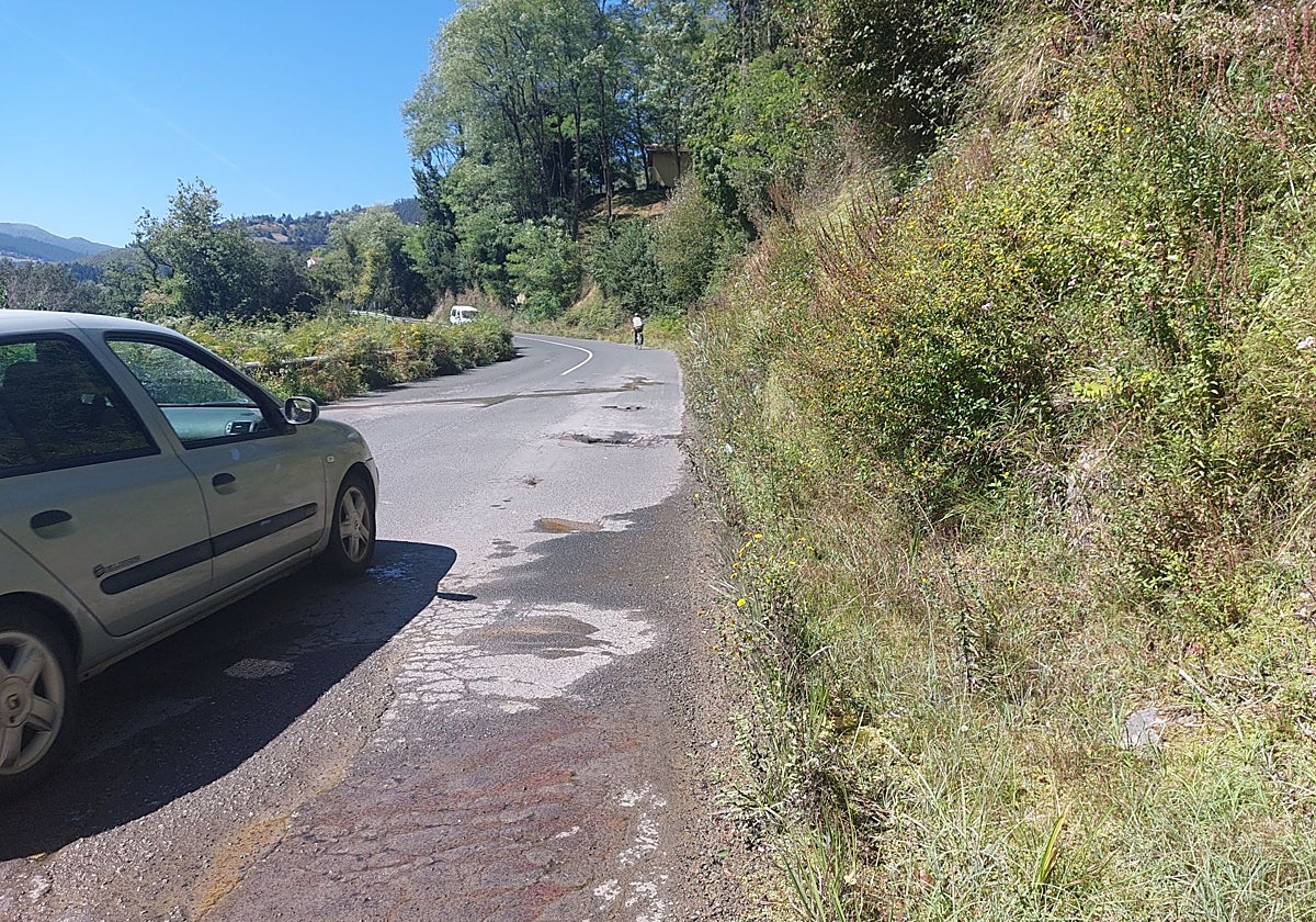 «Es una de las carreteras de entrada a Ondarroa y tiene un estado lamentable»