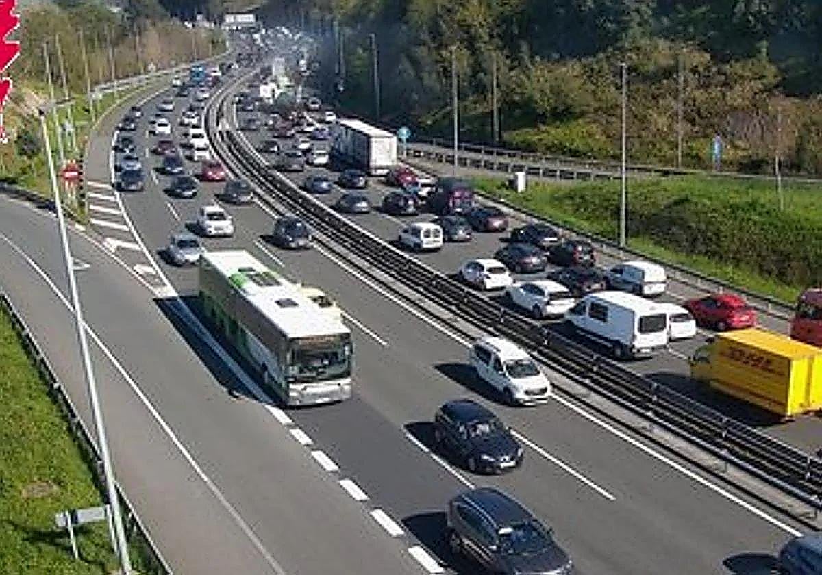 Más de 6 kilómetros de retenciones en el Txorierri por un accidente en Zamudio