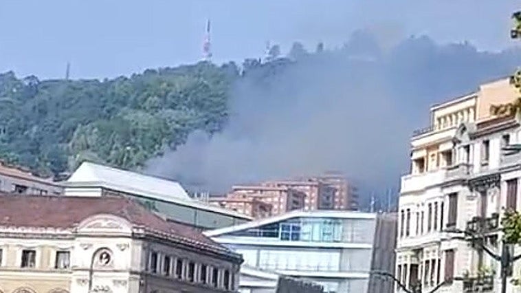Los bomberos sofocan un incendio junto a la subida del funicular de Artxanda