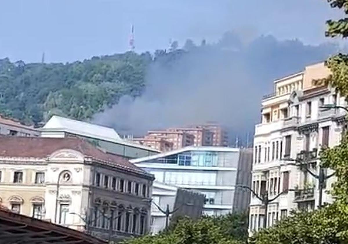 Los bomberos sofocan un incendio junto a la subida del funicular de Artxanda
