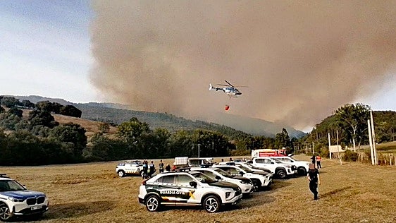 Los bomberos luchan contra un incendio en la muga entre Burgos y Artziniega, que evoluciona «favorablemente»