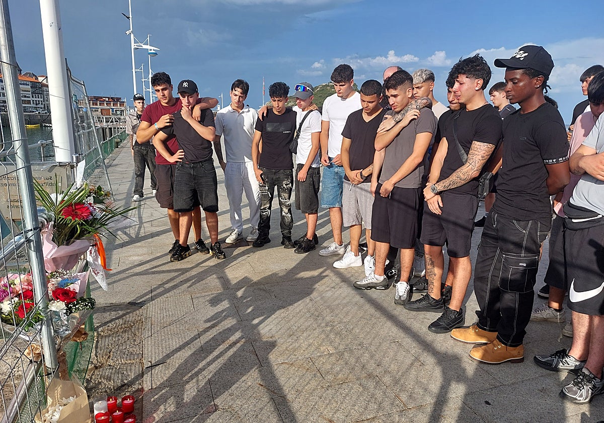 Amigos del joven fallecido en gansos le rinden homenaje en su barrio de Rekalde y en Lekeitio