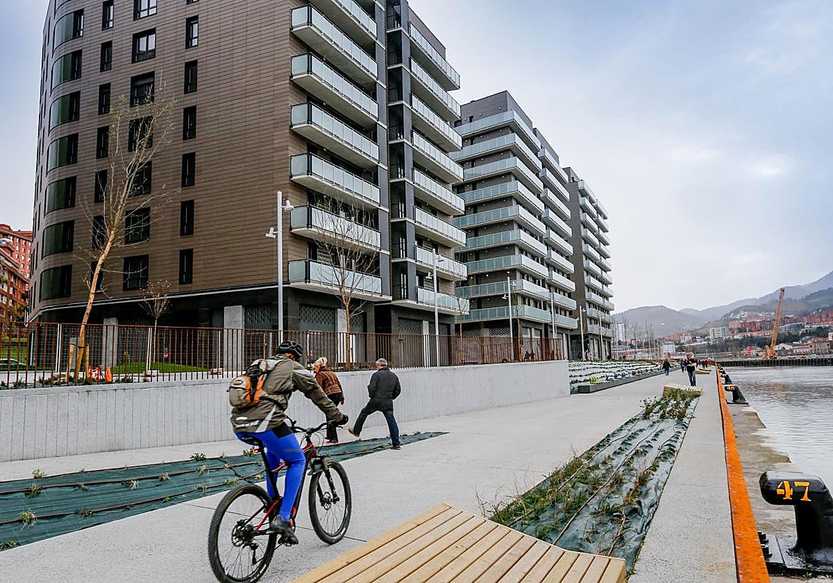 Bilbao proyecta un bidegorri en el paseo del Canal de Deusto tras años de reivindicaciones