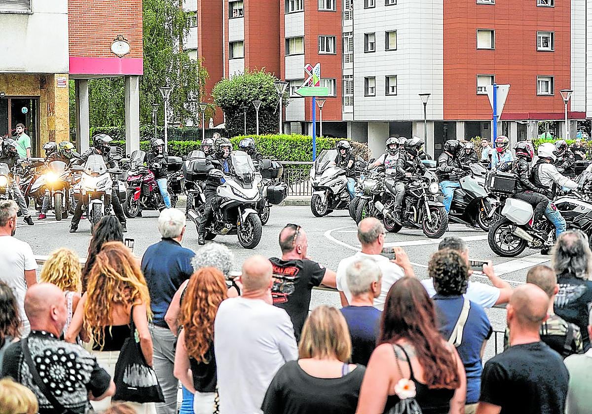 Decenas de moteros hacen rugir sus motores en homenaje a «un amigo», tiroteado el jueves en Barakaldo