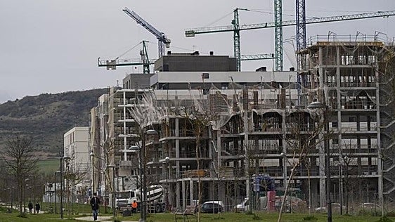 El PP carga contra Etxebarria por los retrasos en la vivienda: «Vitoria no va a velocidad de crucero, va a la deriva»