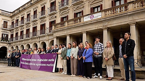 Vitoria guarda cinco minutos de silencio en rechazo a la agresión sexual de una mujer en Zabalgana