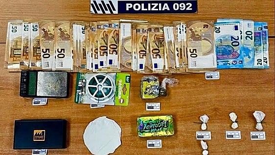 Detenida una pareja con 82 gramos de cocaína, 153 de hachís y 2.400 euros en Vitoria