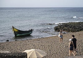 Patera bat, Lanzaroteko hondartza batean.