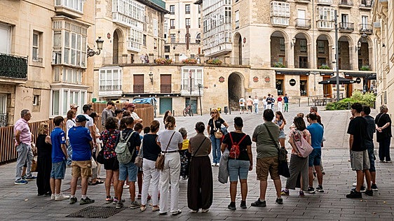 Agentes sociales piden que Vitoria destine el impuesto turístico al mantenimiento «diario» de la ciudad