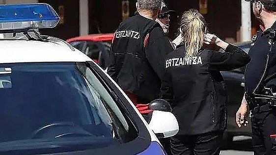 Un detenido y seis investigados en Bilbao por suplantar la identidad de un joven sin carnet de conducir para delinquir con coches a su nombre