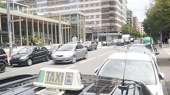 Vitoria sigue adelante con la norma que regula el taxi y que permitirá solicitar el servicio con app