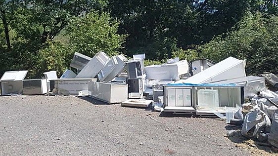 22 frigoríficos, escombros y basura en tres vertederos ilegales en Güeñes