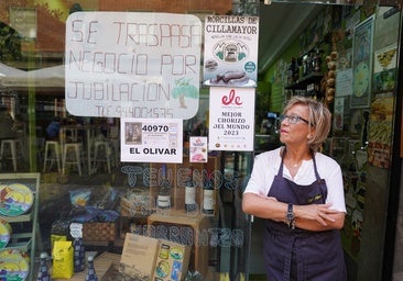 Vicki Pérez, junto al escaparate de su tienda, El Olivar, ubicada en el número 6 de la calle Egaña.